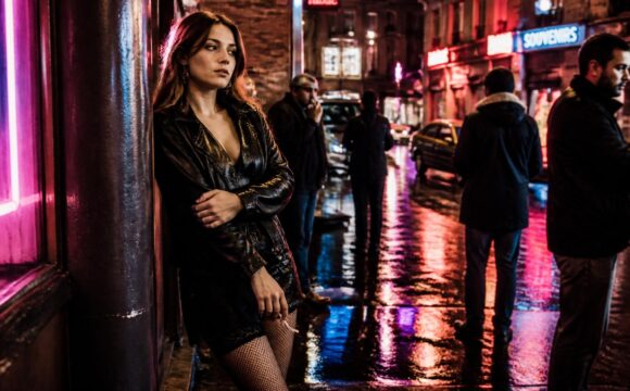 découvrez pourquoi les films mettant en scène des prostituées fascinent le public, explorant des thèmes de complexité humaine, de morale et de société.