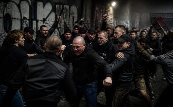découvrez comment les films sur les hooligans illustrent à la fois la violence intense et les liens de camaraderie, offrant un regard nuancé sur ce phénomène social complexe.