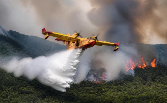 découvrez le documentaire captivant sur le canadair, mettant en lumière les défis et enjeux majeurs de la lutte contre les incendies.