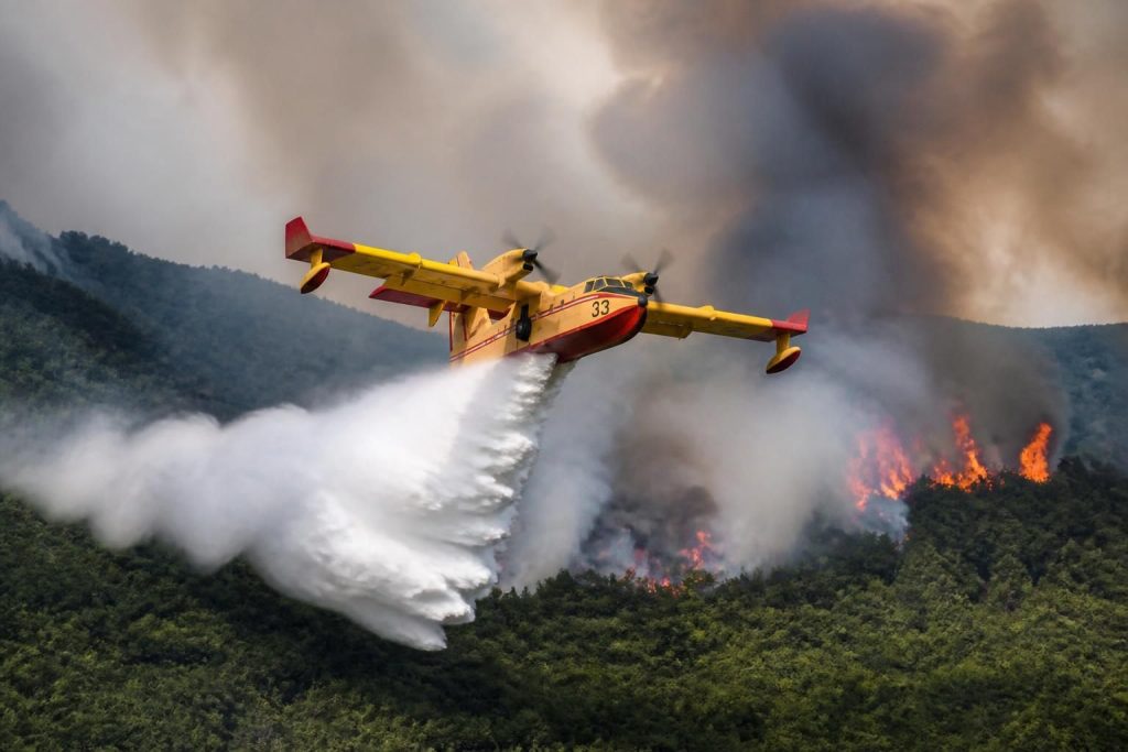 découvrez le documentaire captivant sur le canadair, mettant en lumière les défis et enjeux majeurs de la lutte contre les incendies.